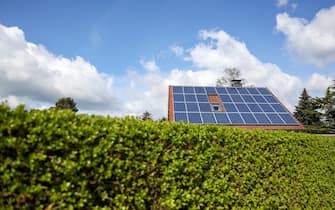 03 May 2021, Saxony, Leipzig: A detached house with solar panels on the roof stands behind a green hedge. Photo: Jan Woitas/dpa-Zentralbild/ZB (Photo by Jan Woitas/picture alliance via Getty Images)