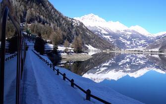 Europa, Svizzera , alpi svizzere - Treno del Bernina express patrimonio dell'Unesco - Riprese dal  finestrino del treno