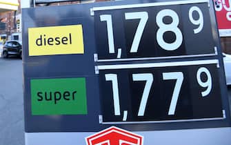 Il prezzo del carburante aggiornato su un pannello di un distributore dopo l'applicazione del taglio delle accise previsto dai due provvedimenti pubblicati in GazzettaMilano, 22 marzo 2022. La riduzione è ari a 25 centesimi per benzina e diesel, vale 25 centesimi, a cui aggiungere l'Iva al 22%. In totale lo sconto al consumo sui prezzi dei due carburanti ammonta dunque a 30,5 centesimi. ANSA/DANIEL DAL ZENNARO