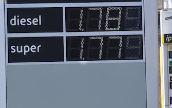 Il prezzo del carburante aggiornato su un pannello di un distributore dopo l'applicazione del taglio delle accise previsto dai due provvedimenti pubblicati in GazzettaMilano, 22 marzo 2022. La riduzione è ari a 25 centesimi per benzina e diesel, vale 25 centesimi, a cui aggiungere l'Iva al 22%. In totale lo sconto al consumo sui prezzi dei due carburanti ammonta dunque a 30,5 centesimi. ANSA/DANIEL DAL ZENNARO

