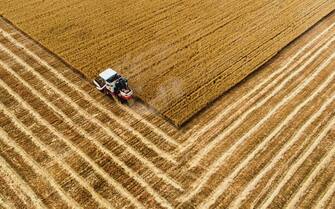 20200610_zaf_x99_081.jpg June 10, 2020 - Aerial photo taken on June 10, 2020 shows a reaper harvesting wheat in a field in Mahui Village of Datong Town in Wu'an City, north China's Hebei Province. (Credit Image: © Wang Xiao/Xinhua via ZUMA Wire)