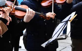 persone che suonano il violino 