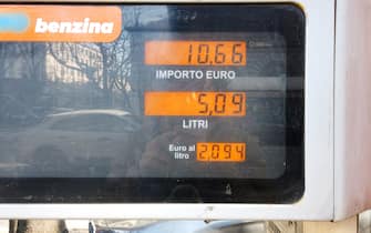Europa, Italia , milan - Aumenti del costo della benzina e del diesel sopra 2 € al litro - Guerra Russia Ucraina