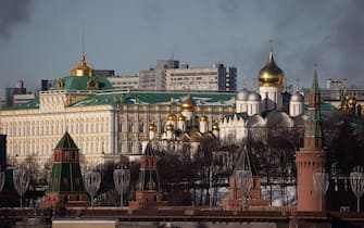 The Grand Kremlin palace, left, and the Cathedral of the Annunciation, in Moscow, Russia, on Tuesday, Feb. 22, 2022. The ruble tumbled the most since March 2020 after President Vladimir Putin recognized self-declared separatist republics in east Ukraine, deepening a standoff with the West. Photographer: Andrey Rudakov/Bloomberg