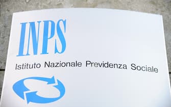 Milano - Insegna inps - pensione e previdenza sociale