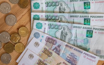 (220324) - MOSCOW, March 24, 2022 (Xinhua) - Photo taken on March 24, 2022 shows ruble banknotes and coins in Moscow, capital of Russia.  Russia will reject US dollars or euros and only accept rubles for its natural gas supplied to "unfriendly countries," including the European Union (EU) members and the United States, President Vladimir Putin said Wednesday.  (Xinhua / Bai Xueqi) - Bai Xueqi - // CHINENOUVELLE_XxjpbeE007254_20220324_PEPFN0A001 / 2203241426 / Credit: CHINE NOUVELLE / SIPA / 2203241433