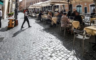 A bar with tables in the open air in the center of Rome, April 26, 2021. From today in Italy many regions return to their '' yellow '' color, it is customary to consume food and drinks sitting at the tables of bars and restaurants, after the most severe measures adopted to counter the spread of COVID-19. ANSA/FABIO FRUSTACI