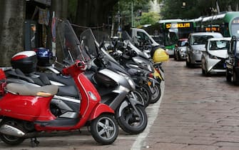 Parcheggi moto - Foro Buonaparte (Milano - 2016-10-11, Davide Salerno) p.s. la foto e' utilizzabile nel rispetto del contesto in cui e' stata scattata, e senza intento diffamatorio del decoro delle persone rappresentate
