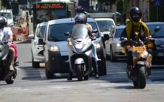 Milano - Traffico di auto e motorini in citta'. traffico in via Senato (area c) (Milano - 2021-06-03, Maurizio Maule) p.s. la foto e' utilizzabile nel rispetto del contesto in cui e' stata scattata, e senza intento diffamatorio del decoro delle persone rappresentate