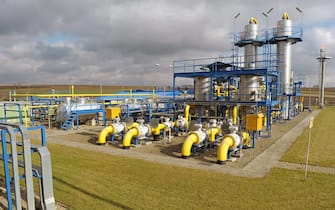epa02415098 View of the natural gas dewatering facility of the Gas Transmission Operator Gaz-System SA in Mackowice, Poland, 27 October 2010. Poland's pipeline operator Gaz-System SA said on October 26 it signed a deal to take over the management of the Yamal natural gas pipeline from EuRoPol Gaz SA, a joint venture of OAO Gazprom of Russia and Poland's Polskie Gornictwo Naftowe i Gazownictwo SA.  EPA/DAREK DELMANOWICZ POLAND OUT