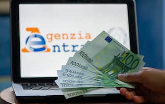 The photo illustration shows on the notebook the site web of  Italian Revenue Agency (Agenzia delle entrate) on June 14, 2020 In L'Aquila, Italy. From June 15, 2020, Italian workers could ask a 1000 euros bonus on Agenzia delle Entrate Website for covid19 emergency.   (Photo Illustration by Lorenzo Di Cola/NurPhoto)