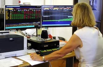 A financial journalist checks the course of the "spread" caused by the nervousness of the markets due to political uncertainty in Rome, Italy, 29 May 2018. The spread between Italy's 10-year BTP bond and the German Bund dropped back to 282 basis points on Tuesday with a yield of 3.1%. The spread had reached 320 points with a yield of 3.4% at one stage earlier on Tuesday.
ANSA/LUCIANO DEL CASTILLO