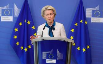 epa09954778 EU Commission President Ursula von der Leyen gives a press statement on the Commission's proposals regarding 'REPowerEU, defence investment gaps and the relief and reconstruction of Ukraine' at the European Commission, in Brussels, Belgium, 18 May 2022.  EPA/STEPHANIE LECOCQ