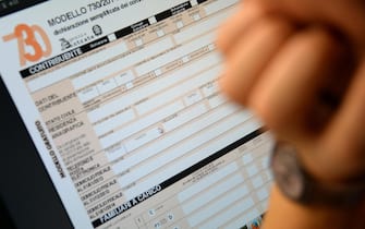 Il modello 730 per la denuncia dei redditi, 19 giugno 2014. 
ANSA/FRANCO SILVI