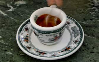 Il brindisi con le tazzine di caffe' al Gambrinus di Napoli dopo l'annuncio della candidatura, da parte del Mipaaf, dell'espresso italiano a patrimonio immateriale dell'Umanità dell'Unesco, 20 gennaio 2022. ANSA/CIRO FUSCO