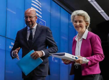 epa09987098 European Council President Charles Michel (L) and President of Commission Ursula von der Leyen (R) converse at the end of first day at the Special European Summit on Ukraine at the European Council, in Brussels, Belgium, 31 May 2022.  EPA/OLIVIER HOSLET