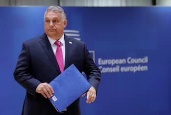 epa09986444 Hungary's Prime Minister Viktor Orban at the first day of a Special European Summit on Ukraine at the European Council, in Brussels, Belgium, 30 May 2022.  EPA/OLIVIER HOSLET