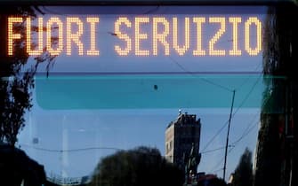 Un autobus dell'Atm, l'azienda del trasporto pubblico milanese, diretto al deposito a causa dello sciopero generale del settore, Milano,10 Novembre 2017.
ANSA / MATTEO BAZZI