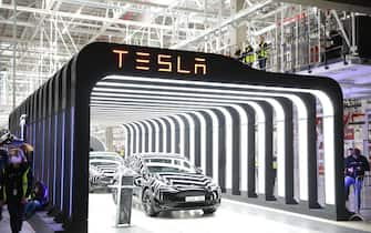 epa09842006 Tesla vehicles are on display during the opening day of the Tesla 'Gigafactory' in Gruenheide near Berlin, Germany, 22 March 2022. German Chancellor Olaf Scholz is also expected to attend the opening ceremony.  EPA/CHRISTIAN MARQUARDT  / POOL