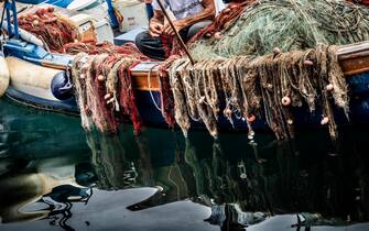 Pescherecci e pescatori fermi per protesta contro il caro gasolio al porto del Granatello di Portici, Napoli, 31 maggio 2022.  ANSA/CESARE ABBATE