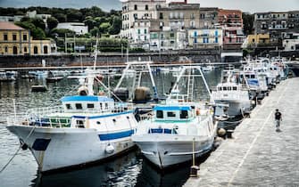 Pescherecci e pescatori fermi per protesta contro il caro gasolio al porto del Granatello di Portici, Napoli, 31 maggio 2022.  ANSA/CESARE ABBATE