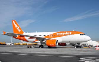 Un aeromobile della  EasyJet all'aeroporto di Fiumicino. La compagnia low-cost ha soppresso i collegamenti da Milano per Sharm el Sheikh. Aeroporto di Fiumicino, 5 novembre 2015. ANSA/ TELENEWS 