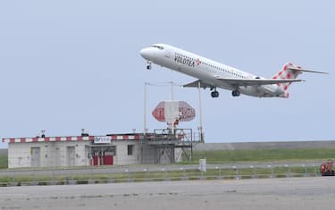 Un aeromobile di Volotea a margine della cerimonia per l'apertura ufficiale della nuova base Volotea all'aeroporto Cristoforo Colombo, 11 aprile 2017 a Genova. ANSALUCA ZENNARO