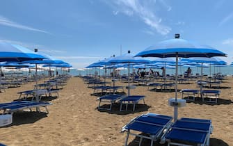 Le sdraio e gli ombrelloni preparate per cominciare la stagione balneare a Jesolo, 15 maggio 2021.
ANSA/Lorenzo Padova