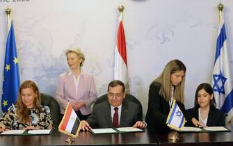epa10014041 EU Commission President Ursula von der Leyen (L, back) looks on as European Commissioner for Energy Kadri Simson (L, sitting), Egyptian Minister of Petroleum Tarek El-Molla (C) and Israeli Minister of National Infrastructures, Energy and Water Resources Karine Elharrar (R) sign an agreement on the sidelines of the ministerial meeting of the East Mediterranean Gas Forum (EMGF) in Cairo, Egypt, 15 June 2022. Egypt, EU and Israel signed on 15 June a framework agreement on exporting natural gas from Israel to Europe via Egypt.  EPA/KHALED ELFIQI