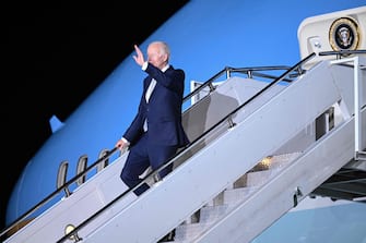 US President Joe Biden waves as he disembarks from Air Force One upon his arrival at the Franz Josef Strauss Airport in Munich, southern Germany on June 25, 2022, on the eve of the G7 summit. (Photo by Brendan SMIALOWSKI / AFP)