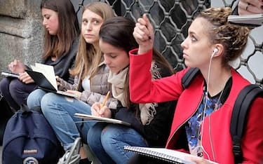 LEZIONE ESERCITAZIONE DI ARCHITETTURA ALL'APERTO IN PIAZZA BERTARELLI E CORSO ITALIA PER GLI STUDENTI DEL PRIMO ANNO DI ARCHITETTURA DEL POLITECNICO (MILANO - 2016-10-17, Matt Corner) p.s. la foto e' utilizzabile nel rispetto del contesto in cui e' stata scattata, e senza intento diffamatorio del decoro delle persone rappresentate