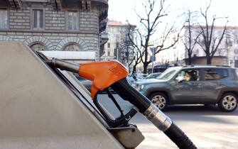 - Europa, Italia , milan - Aumenti del costo della benzina e del diesel sopra 2 € al litro - Guerra Russia Ucraina
