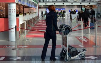 Passeggeri in transito all'aeroporto Leonardo da Vinci nel giorno dello sciopero del trasporto aereo, Fiumicino (Roma), 25 novembre 2019. ANSA/TELENEWS