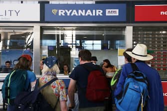 MALAGA ANDALUSIA, SPAIN - JULY 01: Several people approach the windows of the airline Ryanair, whose workers are on strike these days over their working conditions at the Costa del Sol airport in the capital, Malaga (Andalusia, Spain), on July 1, 2022. (Photo By Alex Zea/Europa Press via Getty Images)