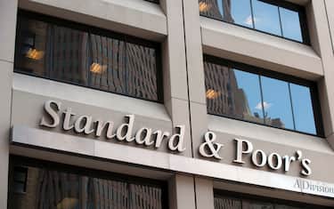 The front of the New York offices of Standard & Poor's August 18, 2011 in New York. US bond yields have been falling since the beginning of the month and have sharpened their drop, paradoxically, since Standard & Poor's lowered the country's credit rating a notch from AAA on August 5. AFP PHOTO/DON EMMERT / AFP / DON EMMERT        (Photo credit should read DON EMMERT/AFP via Getty Images)