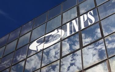 LOGO DELL'INPS, ISTITUTO NAZIONALE PREVIDENZA SOCIALE, IN VIA GAINBELLINO (MILANO - 2012-07-31, Enrico Brandi / Fotogramma) p.s. la foto e' utilizzabile nel rispetto del contesto in cui e' stata scattata, e senza intento diffamatorio del decoro delle persone rappresentate