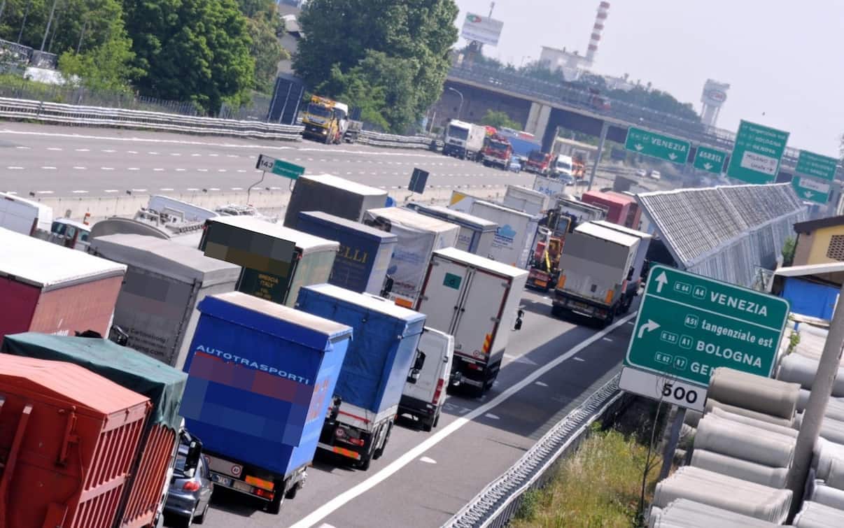 Incidente sull'A1 oggi, traffico in tilt: code e autostrada chiusa ...