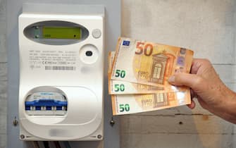 Milano - Aumento del costo della bolletta del gas e dell'energia elettrica  - soldi euro e contatore della luce