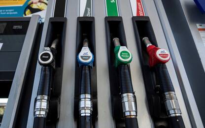 Prezzo benzina al self scende sotto 1,7 euro, minimi da ottobre 2021