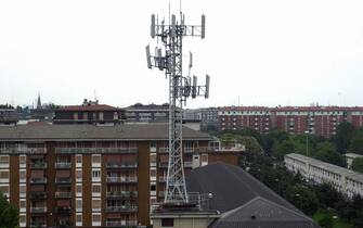 ANTENNA TIM DI VIA DEI CICLAMINI INQUINAMENTO CELLULARI TELEFONINI (MILANO - 2002-07-31, Maurizio Maule) p.s. la foto e' utilizzabile nel rispetto del contesto in cui e' stata scattata, e senza intento diffamatorio del decoro delle persone rappresentate