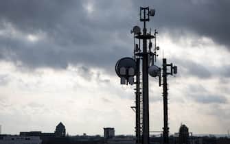 07 February 2019, Hamburg: Various antennas and mobile phone antennas are mounted on a roof. Photo: Christian Charisius/dpa