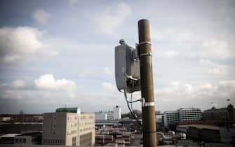 07 February 2019, Hamburg: A fiber optic fed antenna unit for 5G is mounted on a roof. Shortly before the completion of a test of high-speed Internet connections based on 5G technology in Hamburg, Telefónica Germany has drawn a positive interim balance. With 5G frequencies in the 26 GHz band used for the first time in this test, it is possible to surf the Internet at lightning speed with several gigabits per second. Photo: Christian Charisius/dpa