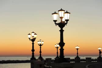 BARI LAMPIONI LUNGOMARE  " ALBA" (Bari - 2020-07-28, DEGIGLIOSAVERIO) p.s. la foto e' utilizzabile nel rispetto del contesto in cui e' stata scattata, e senza intento diffamatorio del decoro delle persone rappresentate