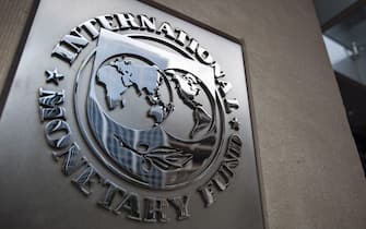 epa02739791 The sign of the International Monetary Fund is seen at the entrance of the Headquarters of the IMF, also known as building HQ2, in Washington, DC, USA, on 18 May, 2011.  ANSA/JIM LO SCALZO