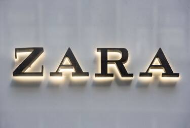 HONG KONG, CHINA - 2020/02/19: Spanish multinational clothing design retail company by Inditex, Zara store seen in Hong Kong. (Photo by Budrul Chukrut/SOPA Images/LightRocket via Getty Images)