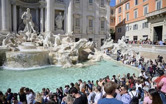 Folla di turisti a Fontana di Trevi a Roma, 30 Aprile 2022. ANSA/CLAUDIO PERI