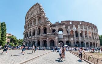 Turisti a Roma ROMA, ITALIA - 23 AGOSTO Turisti nel centro di Roma, Italia, 23 agosto 2022. Secondo l'ente del turismo italiano "CNA Turismo e Commercio",
il Ferragosto italiano vedrà oltre 10 milioni di turisti soggiornare nelle strutture ricettive italiane tra il 12 e il 21 agosto,
registrando un risultato addirittura migliore dell'estate pre-pandemica del 2019, con una spesa complessiva di circa 3,5miliardi di euro. il 23 agosto 2022 a Roma, Italia.