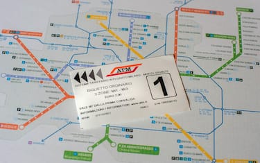 Aumento del Biglietto trasporto pubblico, ATM 2 euro (Milano - 2019-07-15, CC) p.s. la foto e' utilizzabile nel rispetto del contesto in cui e' stata scattata, e senza intento diffamatorio del decoro delle persone rappresentate