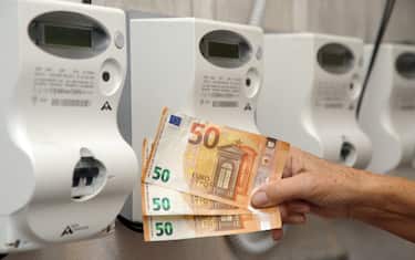 Milano - Aumento del costo della bolletta del gas e dell'energia elettrica  - soldi euro e contatore della luce