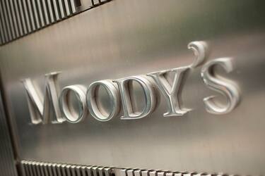 The Moody's Investors Service Inc. logo is displayed outside of the company's headquarters in New York, U.S., on Thursday, July 28, 2011. Moody's Investors Service, Standard & Poor's and Fitch Ratings have said they may consider lowering the nation's top rating if officials fail to resolve the stalemate. Photographer: Scott Eells/Bloomberg via Getty Images